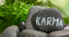Amour et karma : Comment la voyance explique vos relations passées