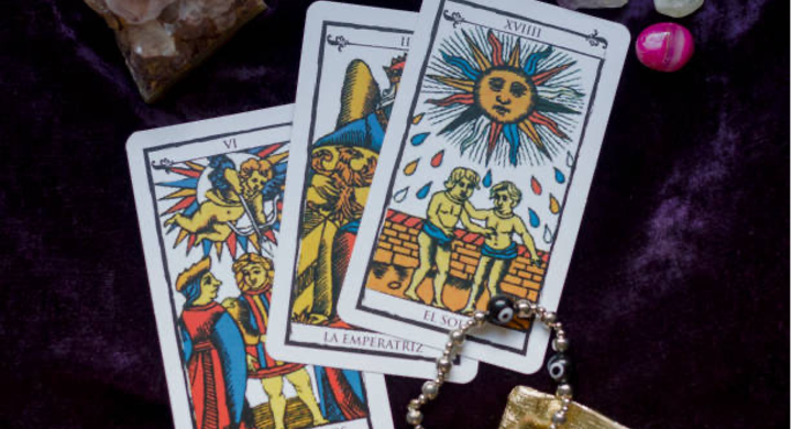 Le tarot et l’art de la séduction : Que révèlent les cartes sur votre charme ?