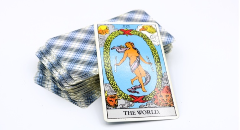 Les cartes du Tarot qui prédisent une rencontre amoureuse inattendue
