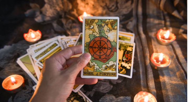 Comment interpréter les arcanes majeurs dans une lecture de tarot