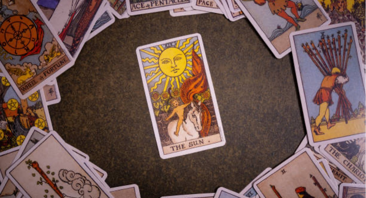 Tarot et développement personnel : utiliser les cartes pour la croissance intérieure