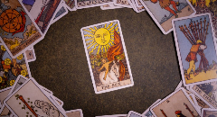 Tarot et développement personnel : utiliser les cartes pour la croissance intérieure