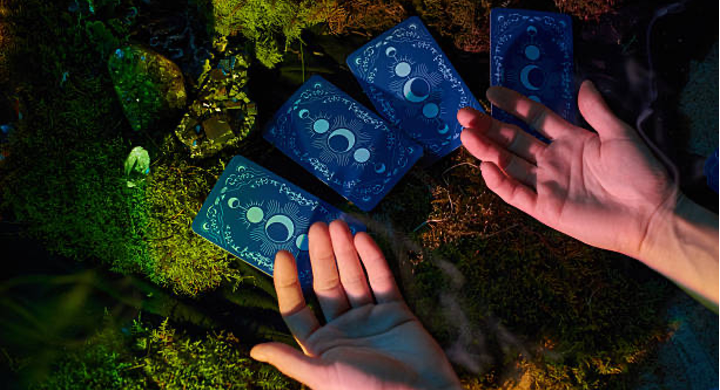 Tarot et intuition : apprendre à faire confiance à ses ressentis