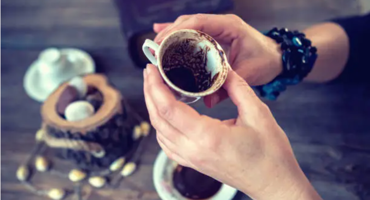 La Cafédromancie : Décrypter l’Avenir au Fond d’une Tasse de Café