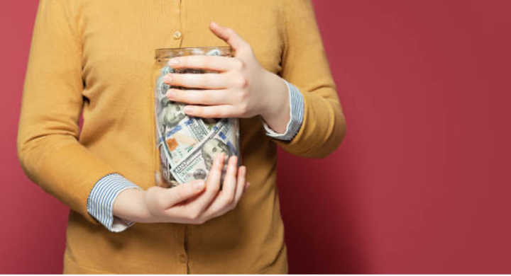 Les Signes Astrologiques les Plus Radins : Découvrez Votre Partenaire de Budget Idéal
