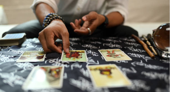 Tarot et intuition : aller au-delà des significations classiques