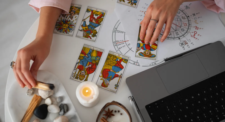 Comprendre le Tarot de Marseille pour prendre des décisions: Un guide essentiel pour éclairer votre chemin