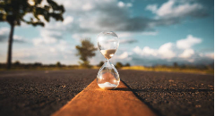 Horoscope et perception du temps : pourquoi certaines semaines semblent accélérées