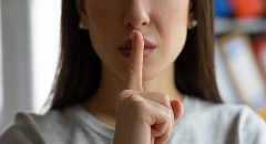 Le silence stratégique en séduction : quand ne rien dire crée l’attirance