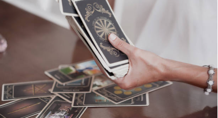 Les liens entre le tarot et les contes de fées : une analyse comparative
