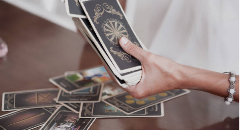 Les liens entre le tarot et les contes de fées : une analyse comparative