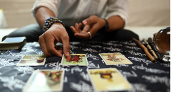 Tarot et cycles menstruels : adapter ses tirages à son rythme biologique
